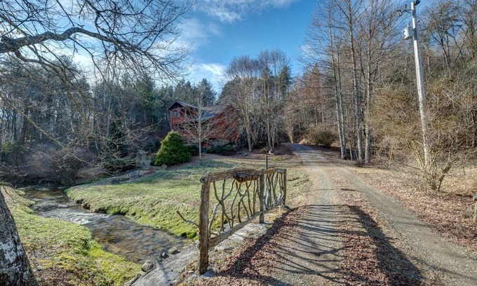 Murphy Cabin | Nana's Creekside - peaceful setting on a stream