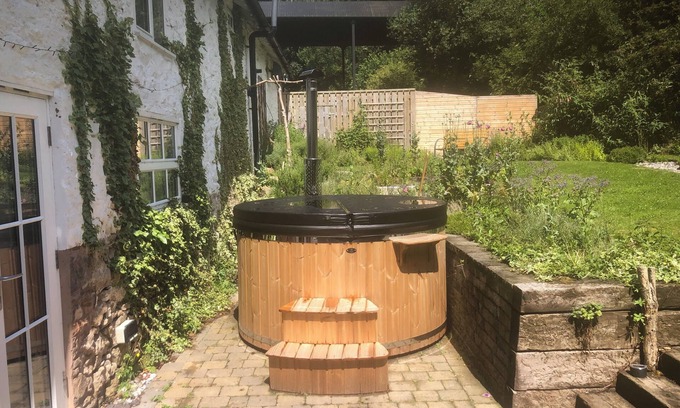 Rhyd-y-foel Cottage | NANT COED BARN, family friendly, with hot tub in Abergele