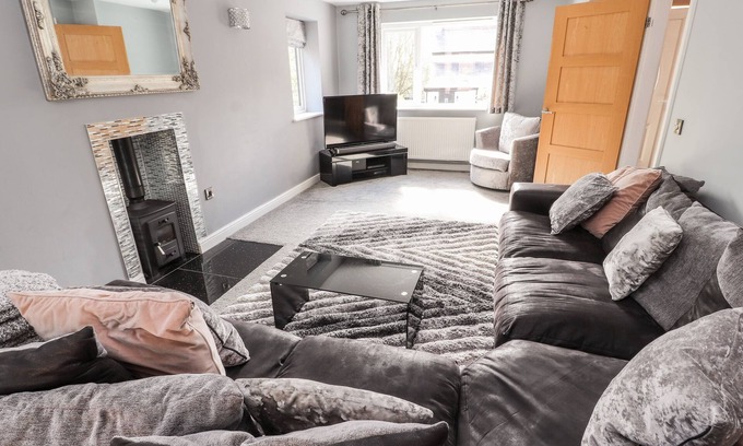 Wrexham Cottage | NANT HOUSE, pet friendly, with hot tub in Gwersyllt