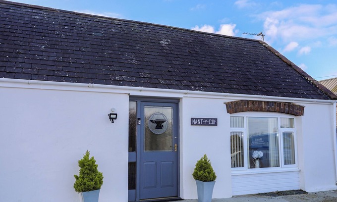 Cylch-Y-Garn Cottage | NANT Y GOF, pet friendly, character holiday cottage in Cemaes Bay