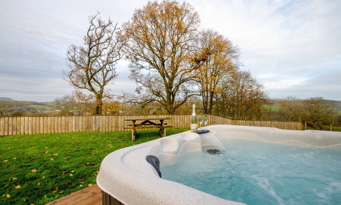 Bala House | Nant y Llyn - Three Bedroom House, Sleeps 8