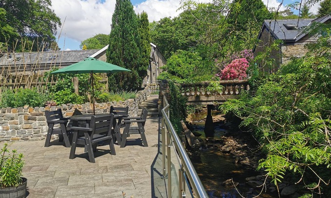 Cilybebyll Cottage | Nant y Plas - sleeps 2 guests in 1 bedroom