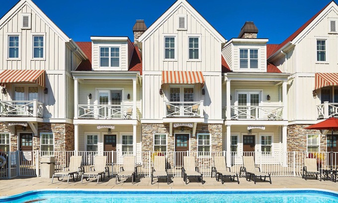 Holland House | "Nantucket 5 Bedroom" Luxury Townhome, Pool, Hot Tub, Golf Membership, Near Lake and Beaches