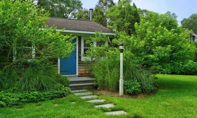 Wainscott House | Nantucket Style Beach Cottage South of the highway
