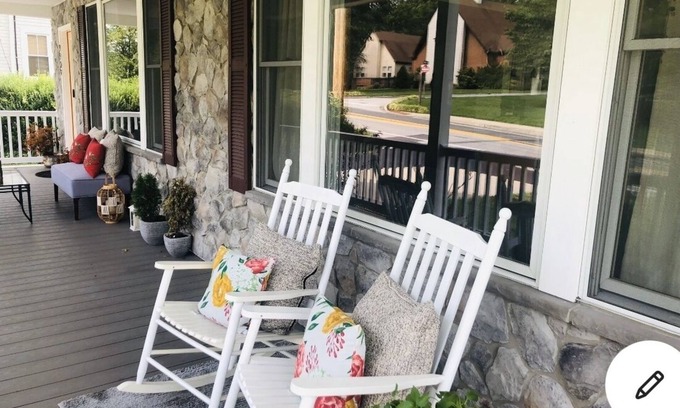 Parkville Bed & Breakfast | Naomi Bed & Breakfast
