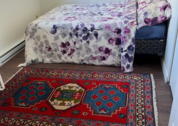 Central Lonsdale Bed & Breakfast | Naomi Home A cozy private room