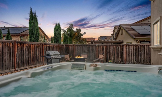 Fairfield House | Napa Wine Country Hot Tub/Arcade/Pool Table Fun 5B
