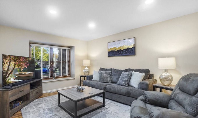 Fox Valley House | Naperville Rental - Woodview Ln