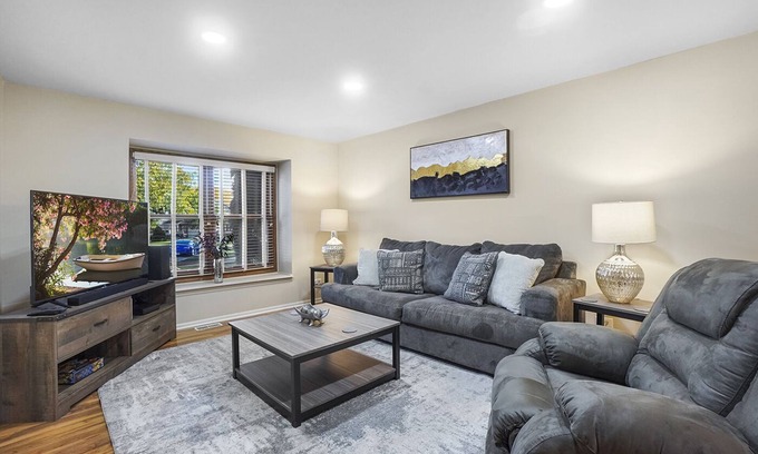 Fox Valley House | Naperville Rental - Woodview Ln