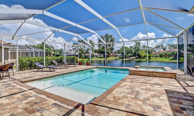 Central Naples House | 'Naples Paradiso'. Remodeled villa.heated salt water pool/spa extra large lanai