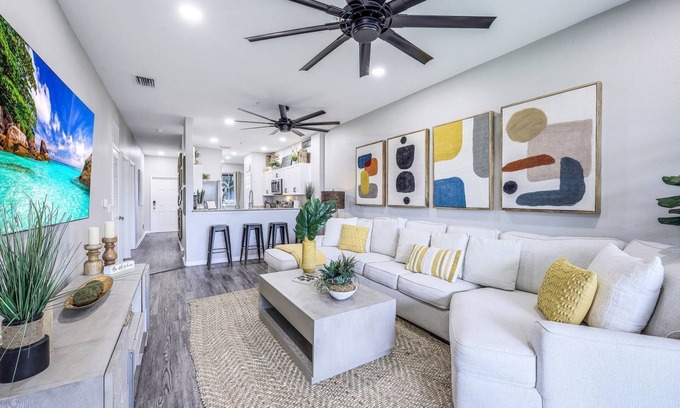 Naples Condo | NAPLES RETREAT REMODELED, 2 KING SUITES, POOL, TENNIS, GYM,10 MIN TO BEACH