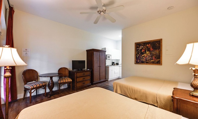 Naples Apartment | Naples Studio w/Community Pool & Tennis Courts!