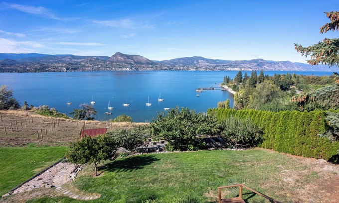 Okanagan-Similkameen Bed & Breakfast | Naramata Suite Dreams B&B, Two bedrooms, living room, kitchenette, bathroom