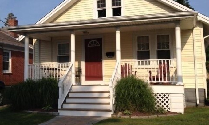 Narragansett Pier House | Narragansett Beach & Seawall Across The Street! Beach Passes Included