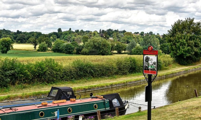 Loddington Hotel | Narrowboat at Weedon