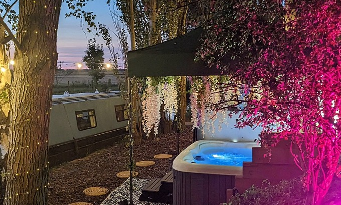 North Wheatley Cabin | Narrowboat With Hot Tub, Spa, Cruising And More