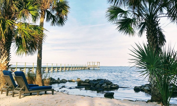Titusville Apartment | NASA Waterfront Specious Apartment 2brs+ kayaks+rocket launches+dock + beaches