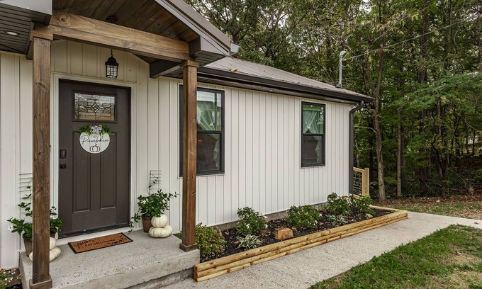 Goodlettsville Cottage | 🤠Nash-Burg Cottage CLOSE to NASHVILLE, Feels and Looks like Gatlinburg- Fire Pit