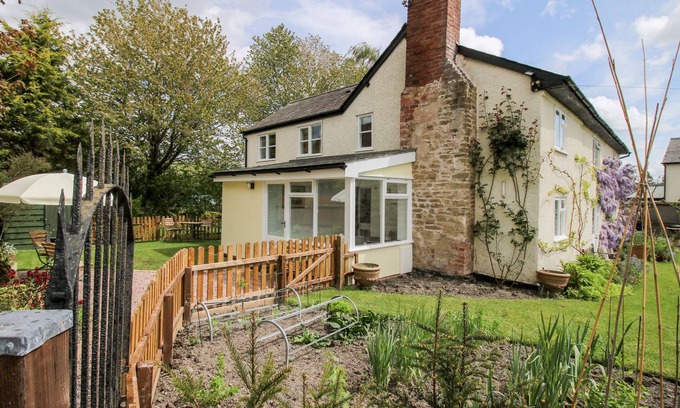 Leominster Cottage | NASH COTTAGE, pet friendly, character holiday cottage in Kingsland