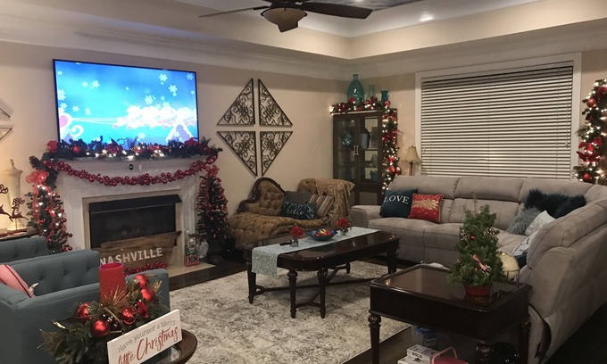Goodlettsville House | Nashville Get-away, Beautifully furnished, large home, 15 min to downtown Nash!