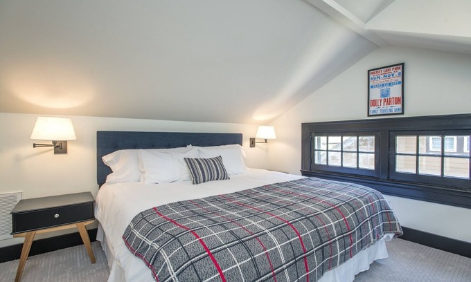 12 South House | Nashville Getaway - Walkable to Local Restaurants in 12 South!