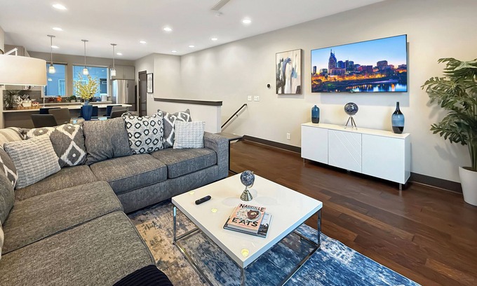 Katie Hill Neighborhood House | Nashville Skyview: Modern Luxury Minutes to Broadway