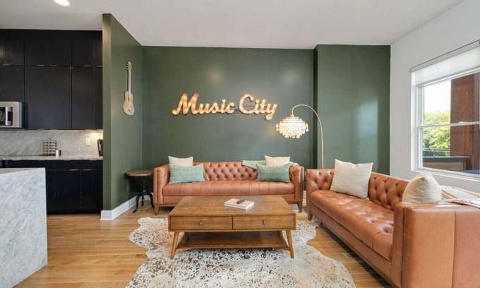 Hadley - Washington House | Nashvista Townhome- Downtown Views - 10 Comfy Beds