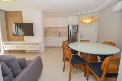 Sao Jose Apartment | Nassau 203 - Excelente apartamento - Finamente mobiliado e decorado - À poucos metros da praia - (Consultar serviços de roupa de cama e banho)