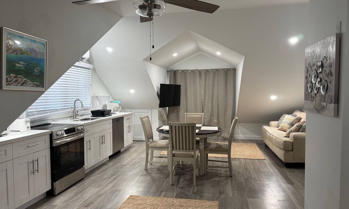 Nassau Apartment | Nassau Hideaway: Steps away from the beach, Down Town, Cable Beach, PI & more.