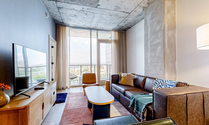 Rainey Street Historic District Condo | Natiivo Austin condo with lake-view balcony, pool & gym