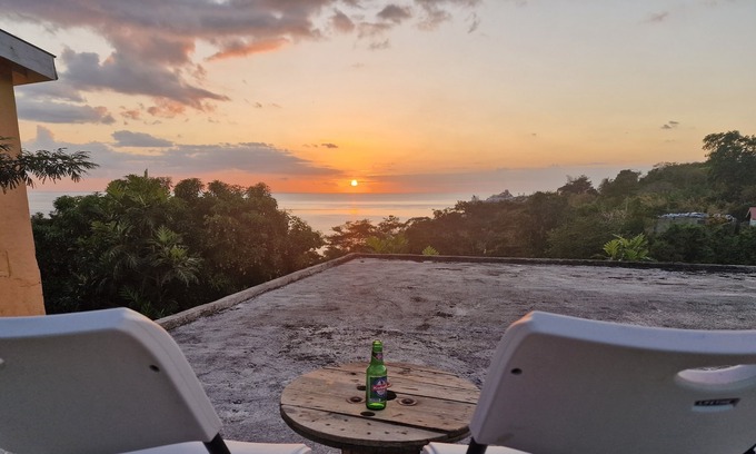 Newtown Apartment | Natural views, nightly sunsets and wifi