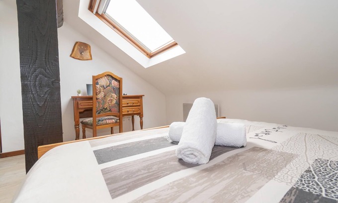 Puttelange-aux-Lacs Apartment | Natural Wood Apartment