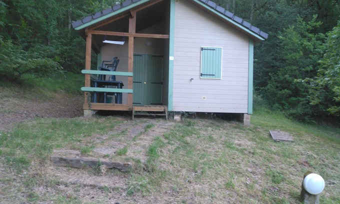 Lissac-sur-Couze Ski Chalet | Nature and lake chalet in a residential leisure park with swimming pool