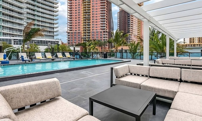 Lauderdale Beach House | Nature Escape! Walk to the Beach! Spacious Unit, Pool