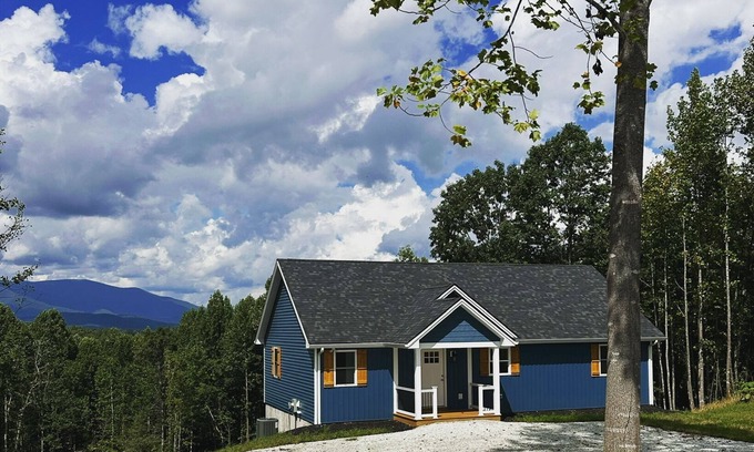 Clifford House | Nature getaway; beautiful Mountain Views, close to rivers, breweries & wineries.