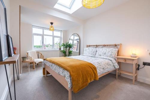 Trafford House | Nature Inspired Bungalow with 3 rooms - 10 mins from Manchester Airport