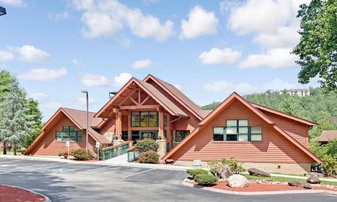 Pittman Center House | Nature is Calling! 2 Great Units, Close to Ripley s Moving Theater, Pool, Golf