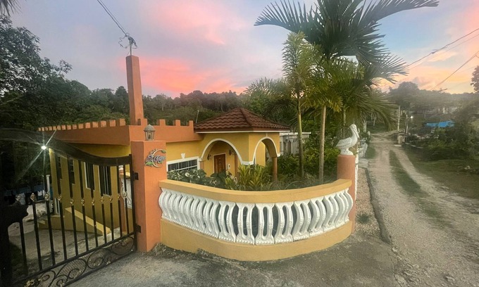 Stewart Town Villa | Nature lovers getaway w/AC,Wifi,King beds,jacuzzi