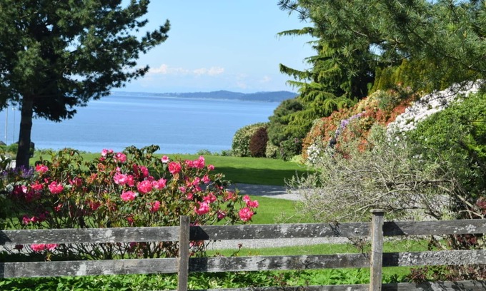 Bow House | Nature Lover’s Paradise with Samish Bay Views & Private Gardens. Sept openings!