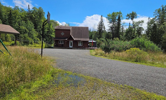 Val-des-Monts House | Nature lover’s retreat in the forest. Near hiking, skiing, swimming, etcn