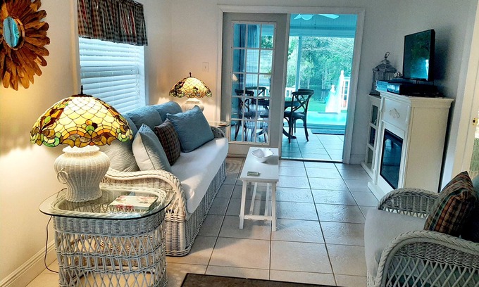 Nobleton Cottage | NATURE LOVERS RETREATnRELAX OR EXPLORE AT YOUR RIVER FRONT DOOR.nnnn