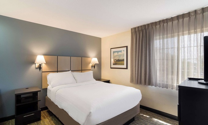 Brentwood Hotel | Nature Meets Comfort | Full Kitchen, Pet-friendly, Long Stays Welcome
