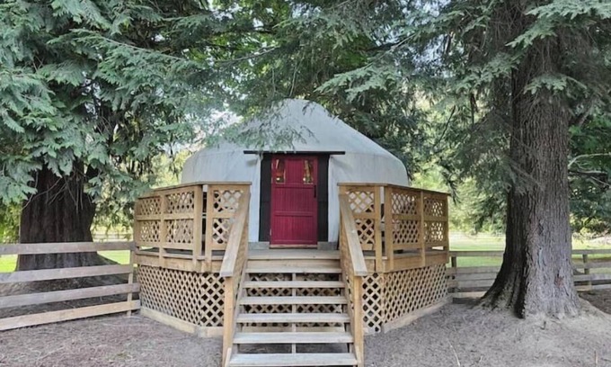 Upper Squamish House | Nature Nook Yurt - Red Door