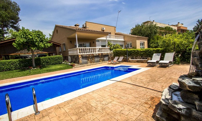Sabadell Villa | Nature, pool, tennis, 15 minutes to Barcelona!