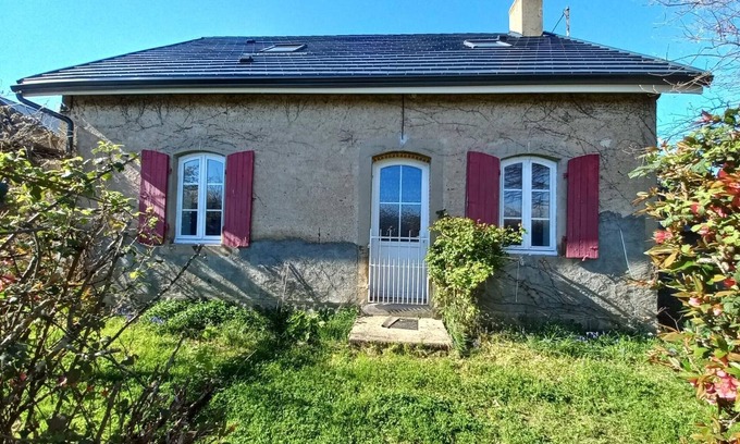 Saint-Leon Cottage | Nature Retreat: Cozy Cottage with Fishing Pond, Hiking Trails, and Modern Amenities