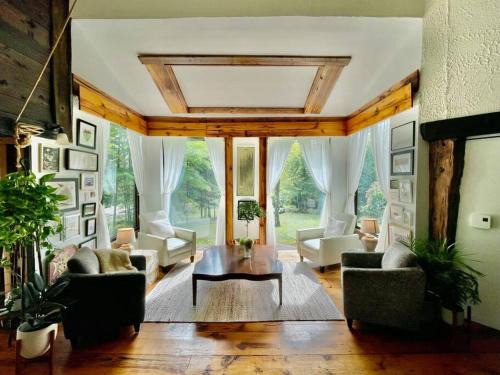 Cantley Ski Chalet | Nature Retreat w/Sunroom Gazebo