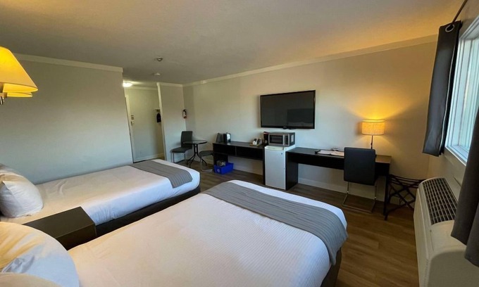 Keewatin Hotel | Nature's Inn Kenora