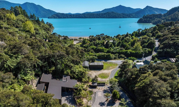 Moetapu Bay House | Nature's Luxury - Moetapu Bay Holiday Home