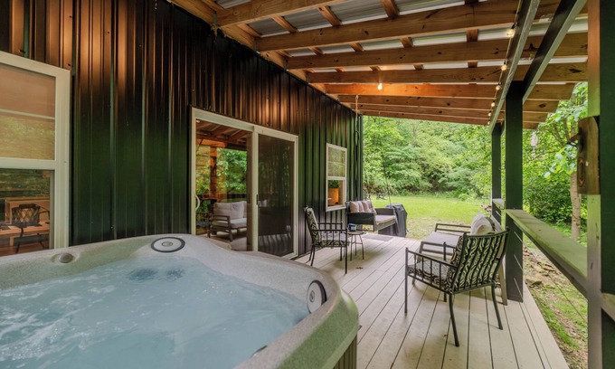 Logan Cabin | Nature’s Nest Hot Tub Fire Pit Deck Views Near Old Man’s Cave
