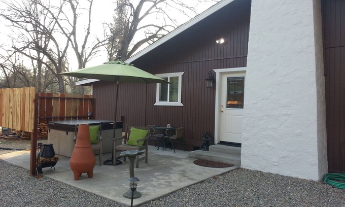 Oakhurst House | Nature's Riverside In a tranquil setting by the River *Private Hot Tub